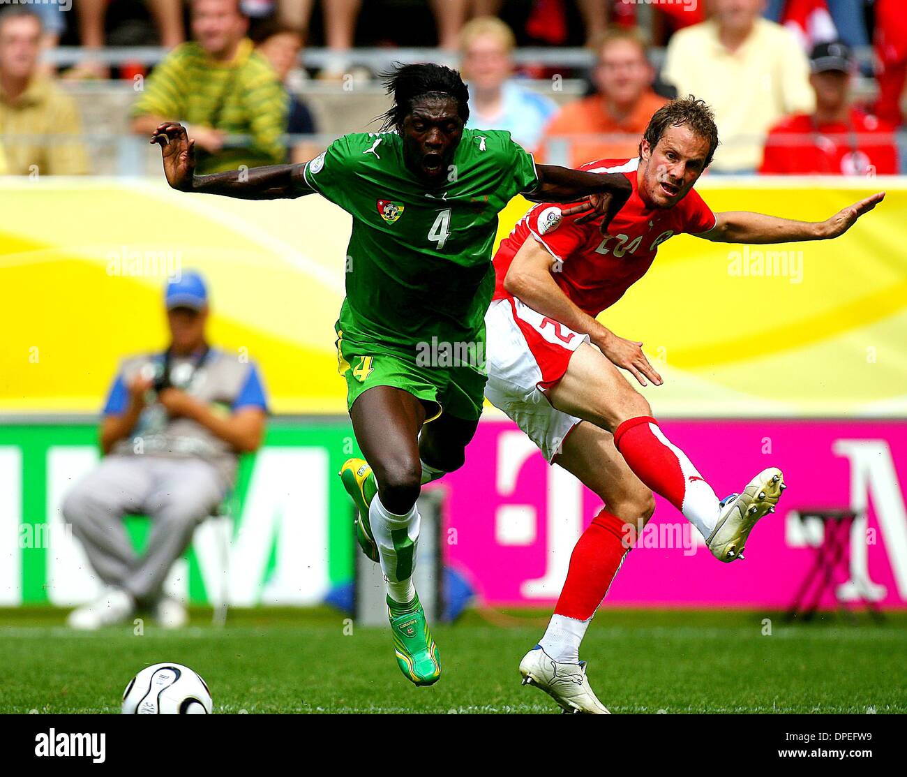 Giugno 19, 2006 - Dortmund, Germania - K48358.EMMANUEL ADEBAYOR & PATRICK MUELLER.sfida.TOGO V SVIZZERA.WORLD CUP SOCCER. .06-19-2006. RICHARD VENDITORI / / 2006.(Immagine di credito: © Globo foto/ZUMAPRESS.com) Foto Stock