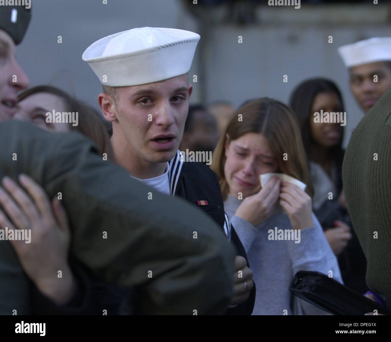 (Pubblicato il 01/07/2003, B-1; UTS1711147) ISSN Bradley Wolfe tearfully gira a lasciare la sua moglie Melissa Wolfe, tergi i suoi occhi, come egli vive la USS Tarawa lunedì mattina presso la stazione navale di San Diego, voce per il Golfo Persico. Peggy Peattie foto Foto Stock