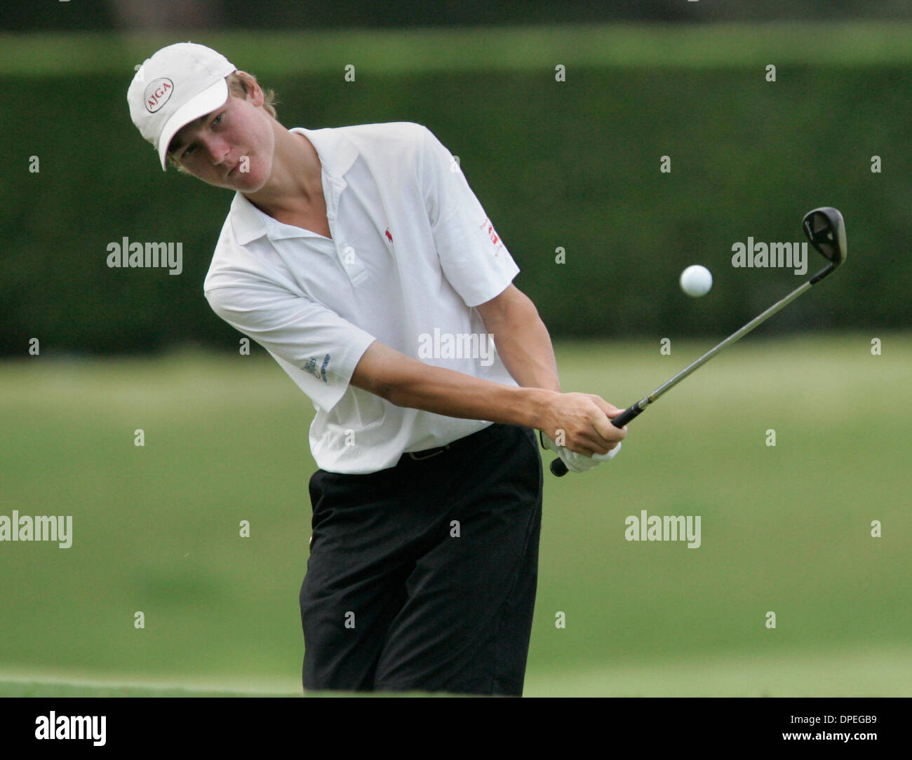 (Pubblicato il 7/18/2006, D-4) Luglio 17, 2006, Rancho Santa Fe in California. TYLER WEWORSKI scheggiati al 9 verde nel primo round della United States Golf Association 59th junior campionato amatoriale. TYLERs mom COREY,ha vinto una nazionale campionato USGA pochi anni fa .Credito: Foto di Don Kohlbauer/ San Diego Union Tribune/ZumaPress. Copyright 2006 San Diego Union Tribune. Foto Stock