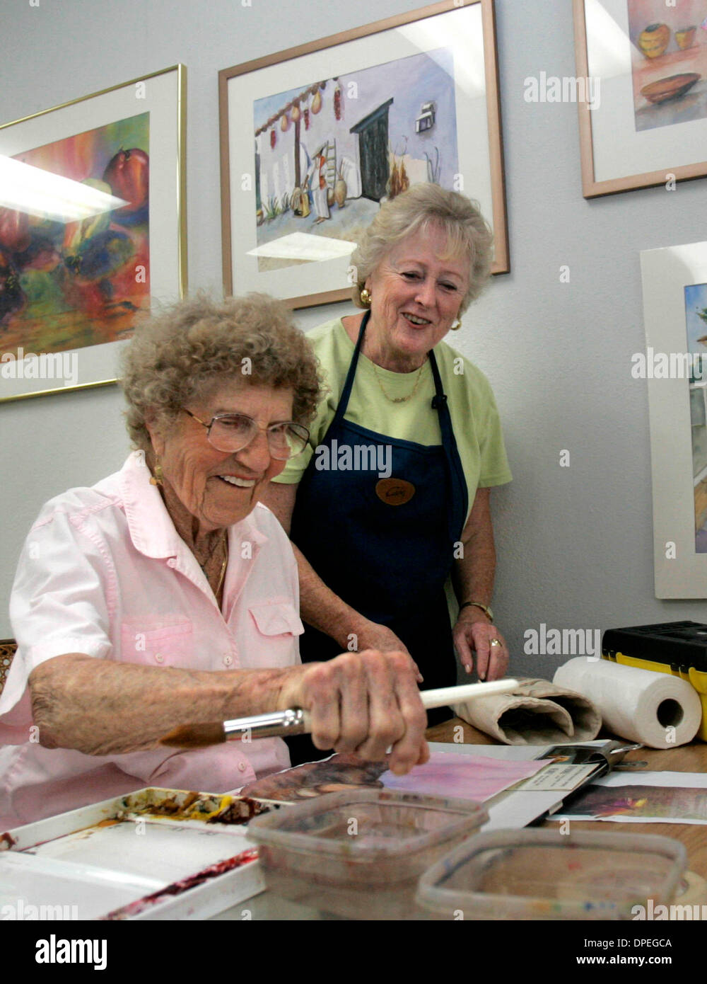 (Pubblicato il 7/28/2006, NC-6) Luglio 18, 2006, Solana Beach California.Evelyn Hadden, 90 (seduto), ha studiato pittura ad acquerello con Rikki Reinholz (in piedi) per un periodo di cinque anni e non ha mai perso una classe. Credito: Foto di Don Kohlbauer/ San Diego Union Tribune/ZumaPress. Copyright 2006 San Diego Union Tribune. Foto Stock