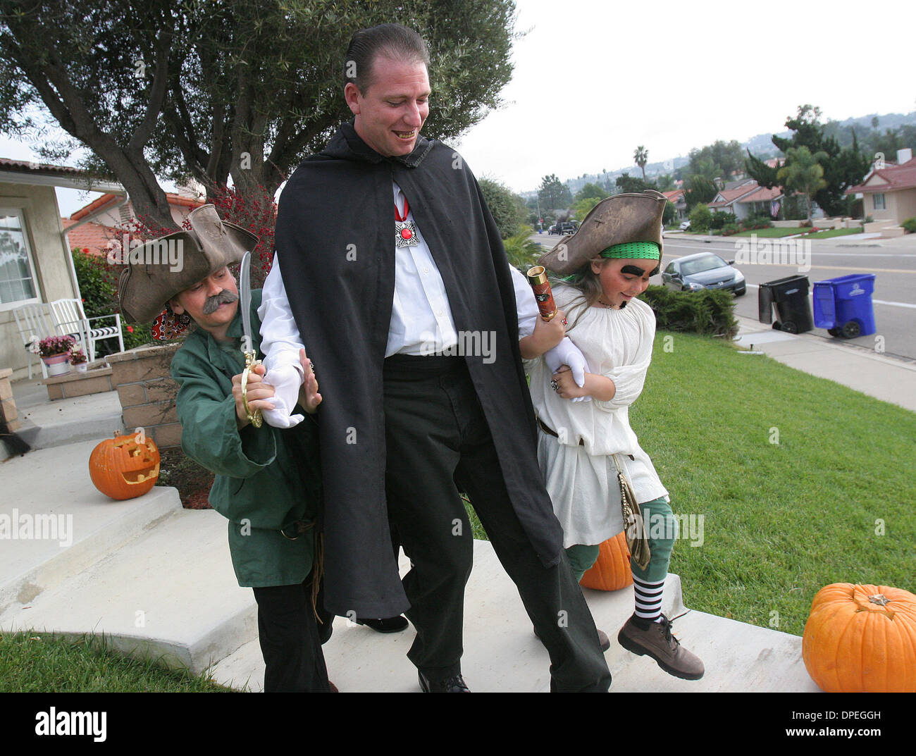 (Pubblicato il 11/1/2006, B-3:R,E) 31 ottobre 2006 San Diego, CA La famiglia McConnaughay hanno trascorso la loro prima Halloween a San Diego si prepara per il dolcetto o scherzetto dal loro Rancho Bernardo home. BRENDAN McCONNAUGHAY(CQ), 11, a sinistra e a suor KERRY McCONNAUGHAY(CQ), 9, a destra, hanno portato il loro zia il fidanzato di DAVID BARTENWERFER(cq) vestita come Dracula, off Foto Stock