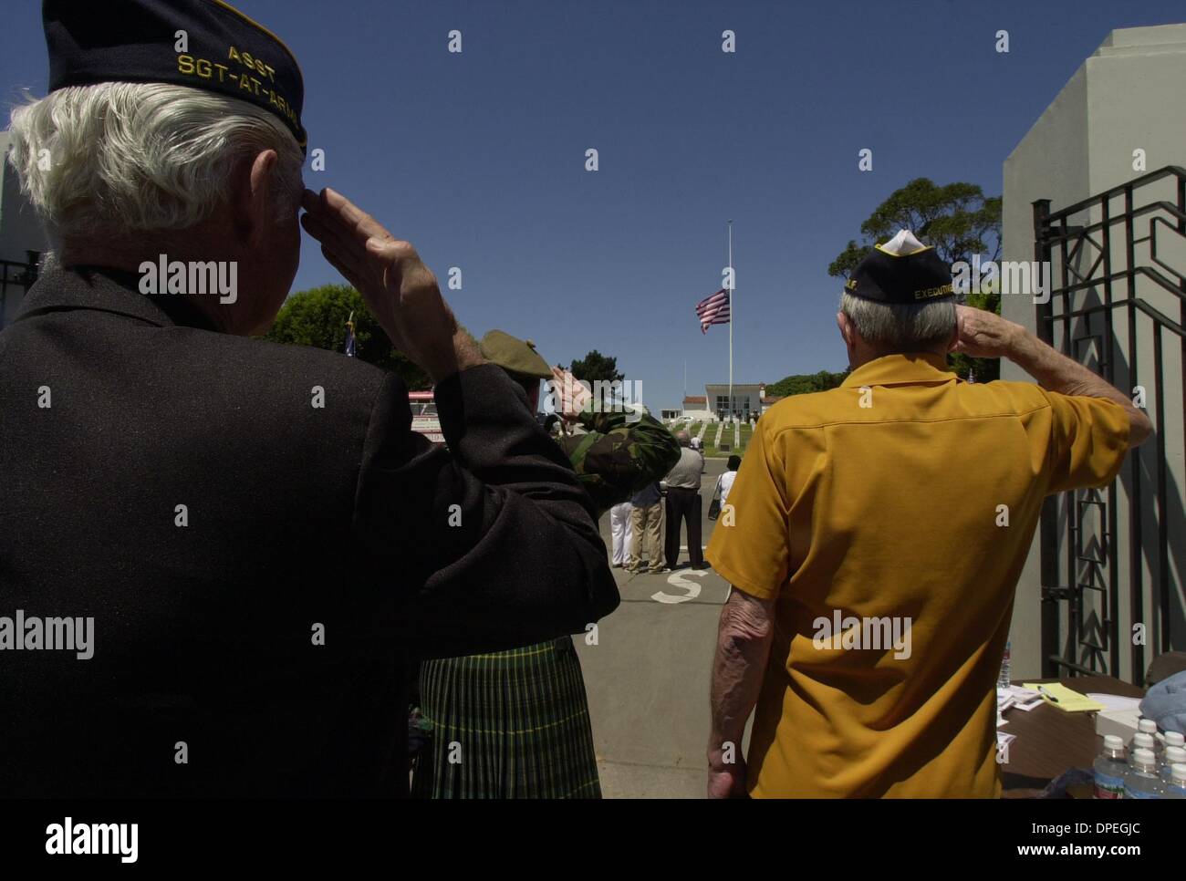 (Pubblicato il 06/01/2004, Eds. 1,7; UTS1811147) Partecipanti al Memorial Day servizi a Ft. Rosecrans Cimitero nazionale di salute come la bandiera americana è abbassata e sollevata nuovamente a metà mast lunedì durante i servizi vi. Peggy Peattie foto Foto Stock