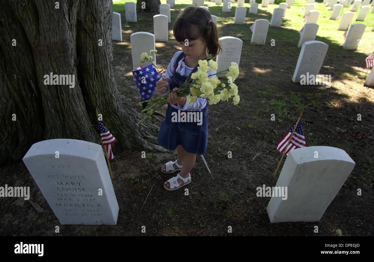 (Pubblicata il 6/1/2004, A-1; UTS1811316) Katie Kreiger, 4, di Coronado, ha portato un paio di mazzi di garofani bianchi da lunedì a Ft. Rosecrans Cimitero Nazionale di laici sulle tombe di come molti veterani come poteva. Katie's madre Patty Kreiger ha portato la sua annuale Giornata commemorativa servizi a Ft. Rosecrans e poi hanno camminato attraverso il file di pietre, lettura di poche e stabilisce le ca Foto Stock