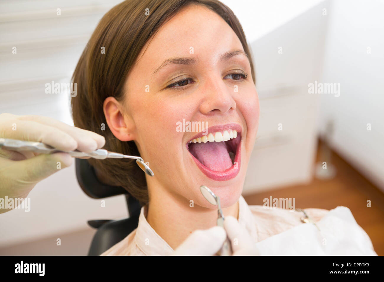Donna con controllare fino a dentisti con bocca aperta Foto Stock