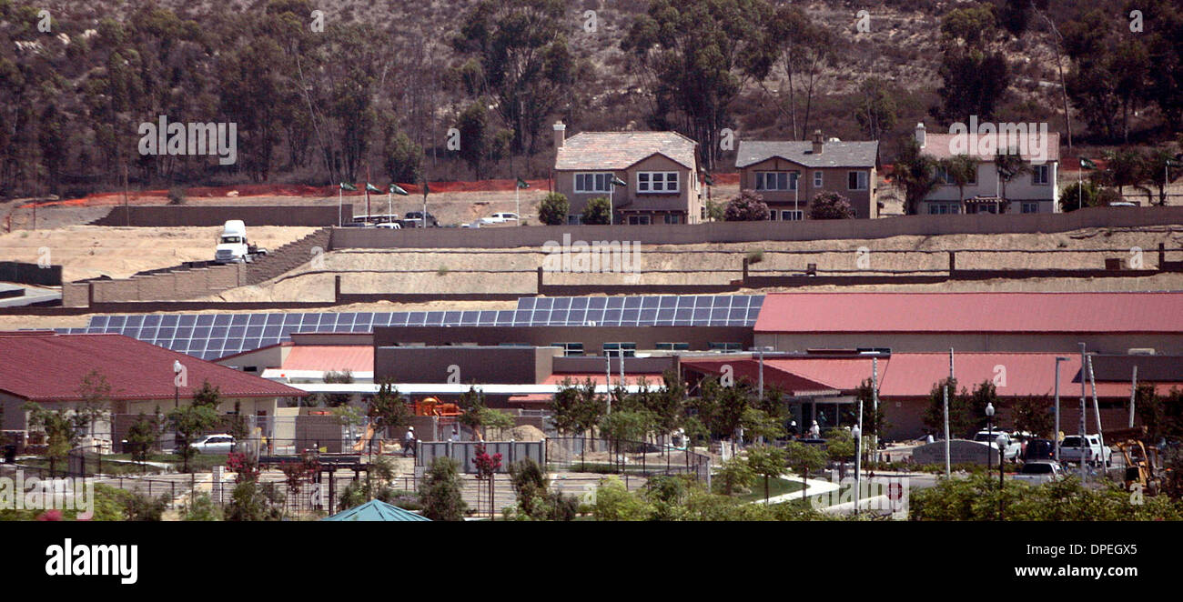 (Pubblicato il 8/18/2006, NC-3) 4 agosto 2006 Monterey Ridge è la scuola più recente in Portland unificato e sarà aperto entro questo mese. È la prima scuola del distretto w/impianto fotovoltaico che utilizza pannelli solari, illustrato, per convertire la luce solare in energia elettrica. Giovanni Gastaldo/San Diego Union-Tribune/Zuma premere Foto Stock