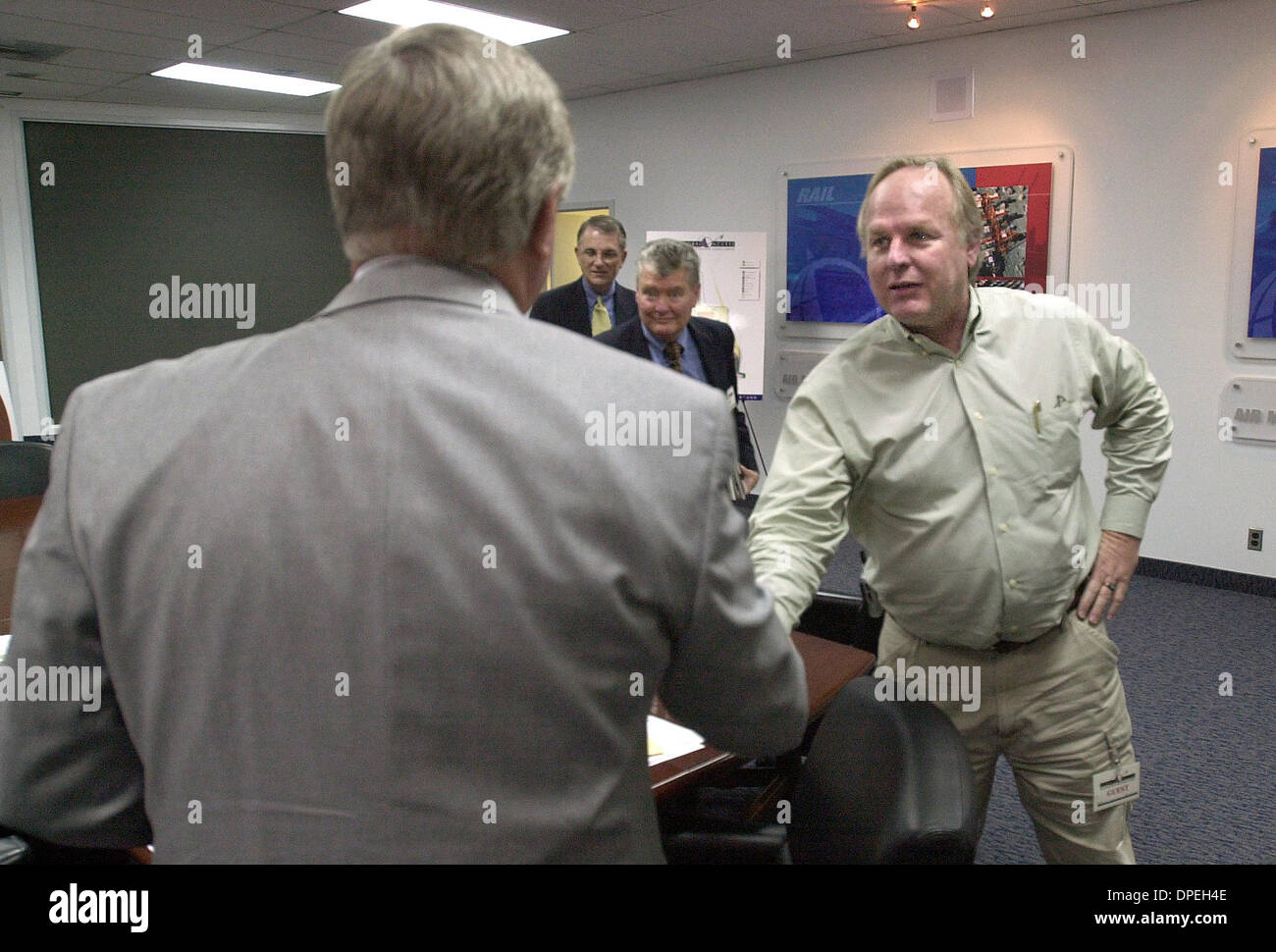 (Pubblicato il 10/31/2003, NC-3, NI-3) in una sala conferenze presso l'aeroporto Logistics della California Meridionale (l'aeroporto dell'ex George Air Force Base nei pressi di Victorville) San Marcos Vice Sindaco MIKE PRESTON, a destra, scuote le mani con Victorville sindaco TERRY CALDWELL. Questo è il primo incontro della California Energia Pulita Autorità di risorse (CAL-CLERA) con la partecipazione di funzionari di entrambe c Foto Stock