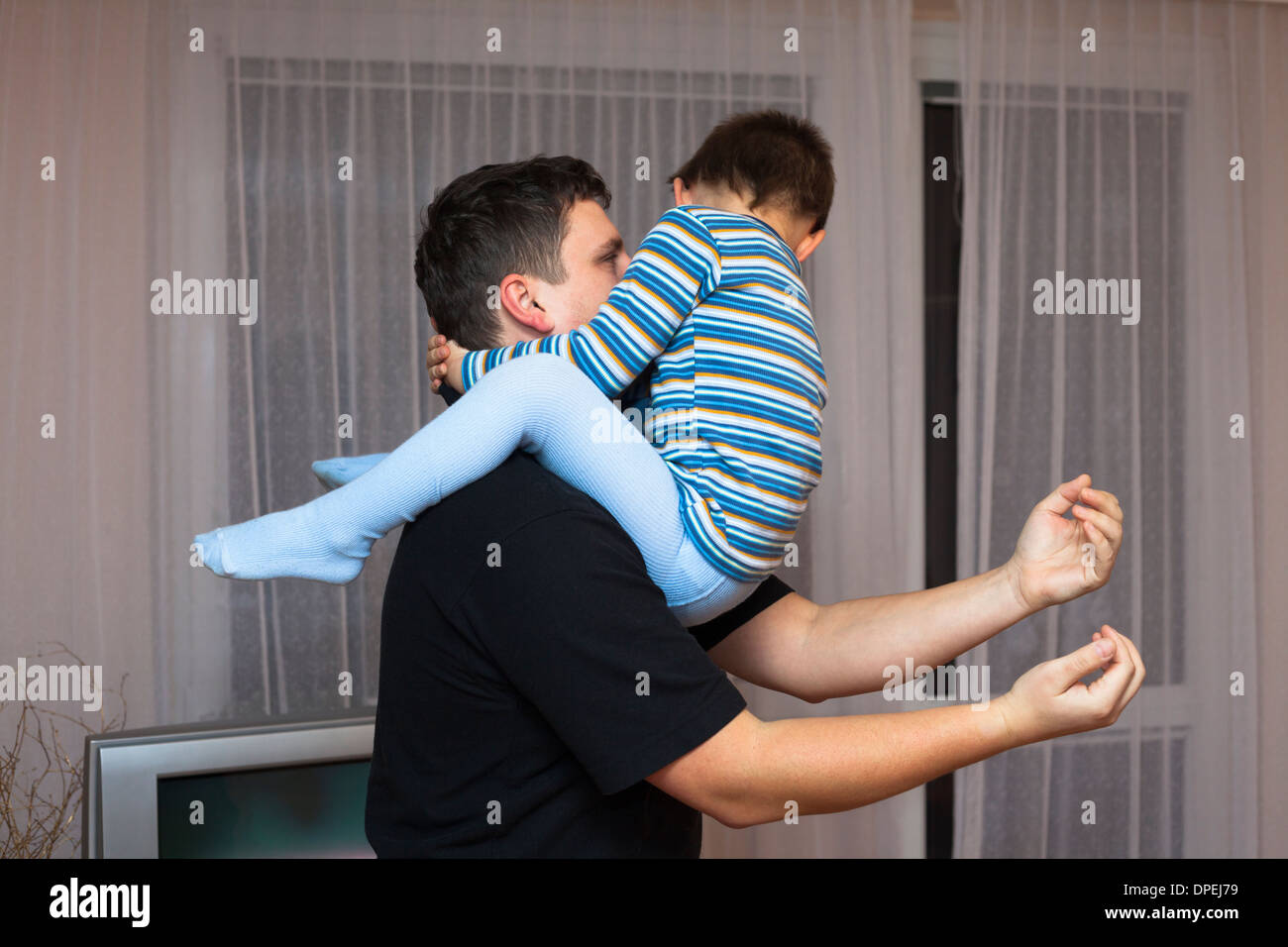 Padre Felice giocando con il suo ragazzo del bambino a casa Foto Stock