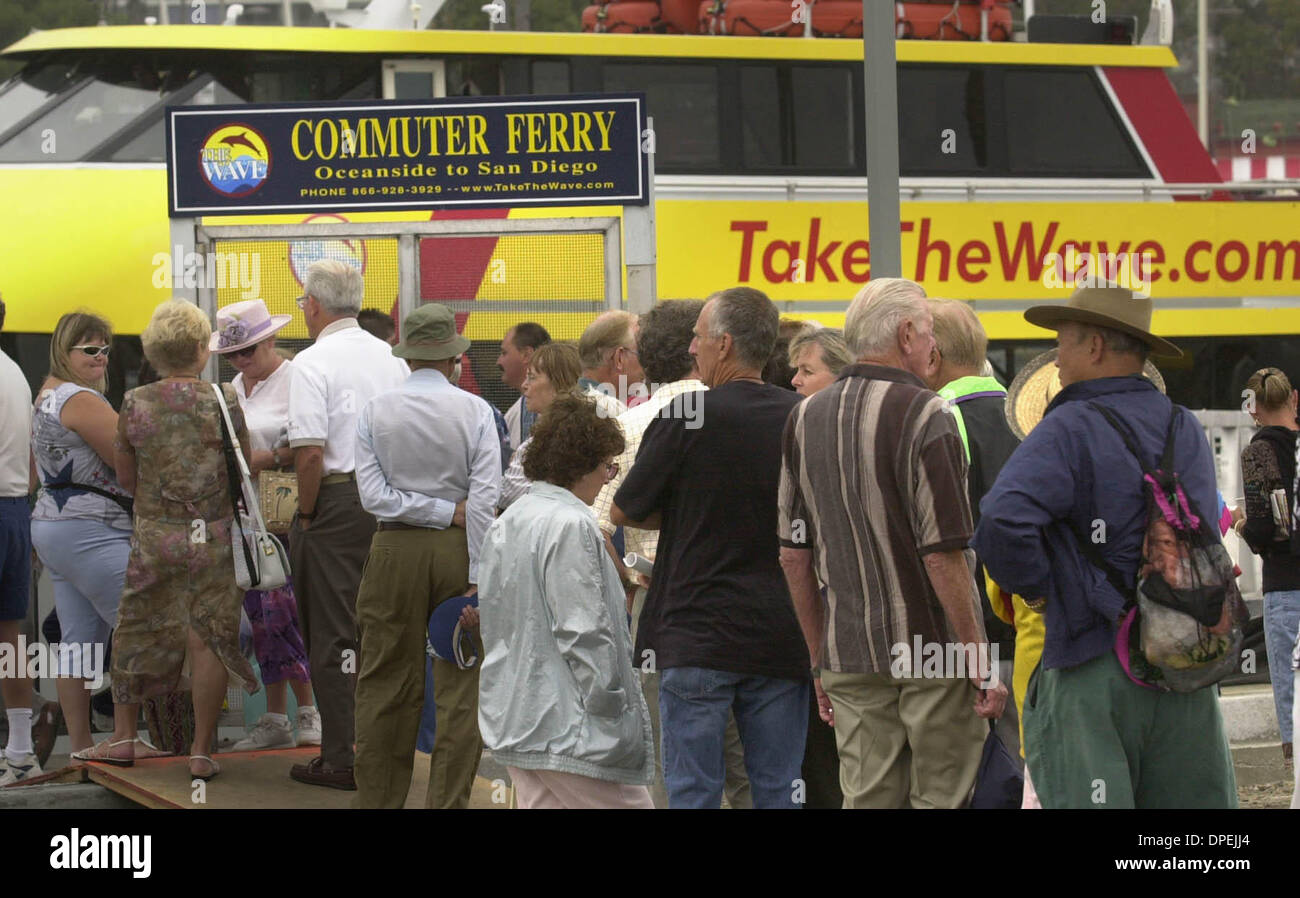 (Pubblicato il 08/23/2003, NC-3; NI-3) Passeggeri aspettato a bordo l'ultimo viaggio dell'onda Ocenaside dal Porto di San Diego. Il traghetto di " commuters " biz era stata lenta forzando la fine del servizio. UT/DON KOHLBAUER Foto Stock