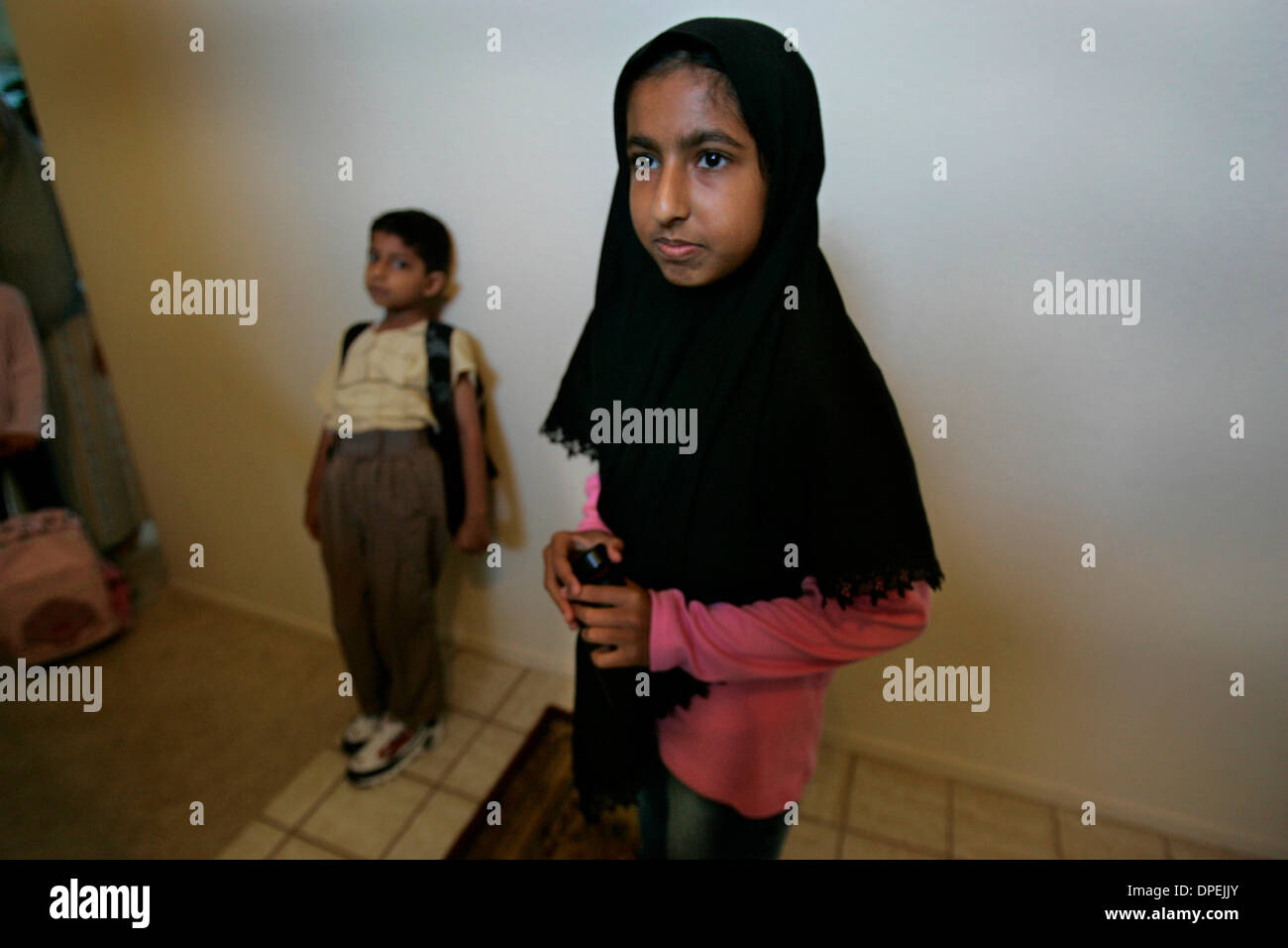 (Pubblicato il 9/15/2005, E-1) pubblicato didascalia: Sabreena Yaseen, con piccola sorella Komal in background, atteso con il suo hijab a lasciare per il primo giorno di scuola media. Foto Stock