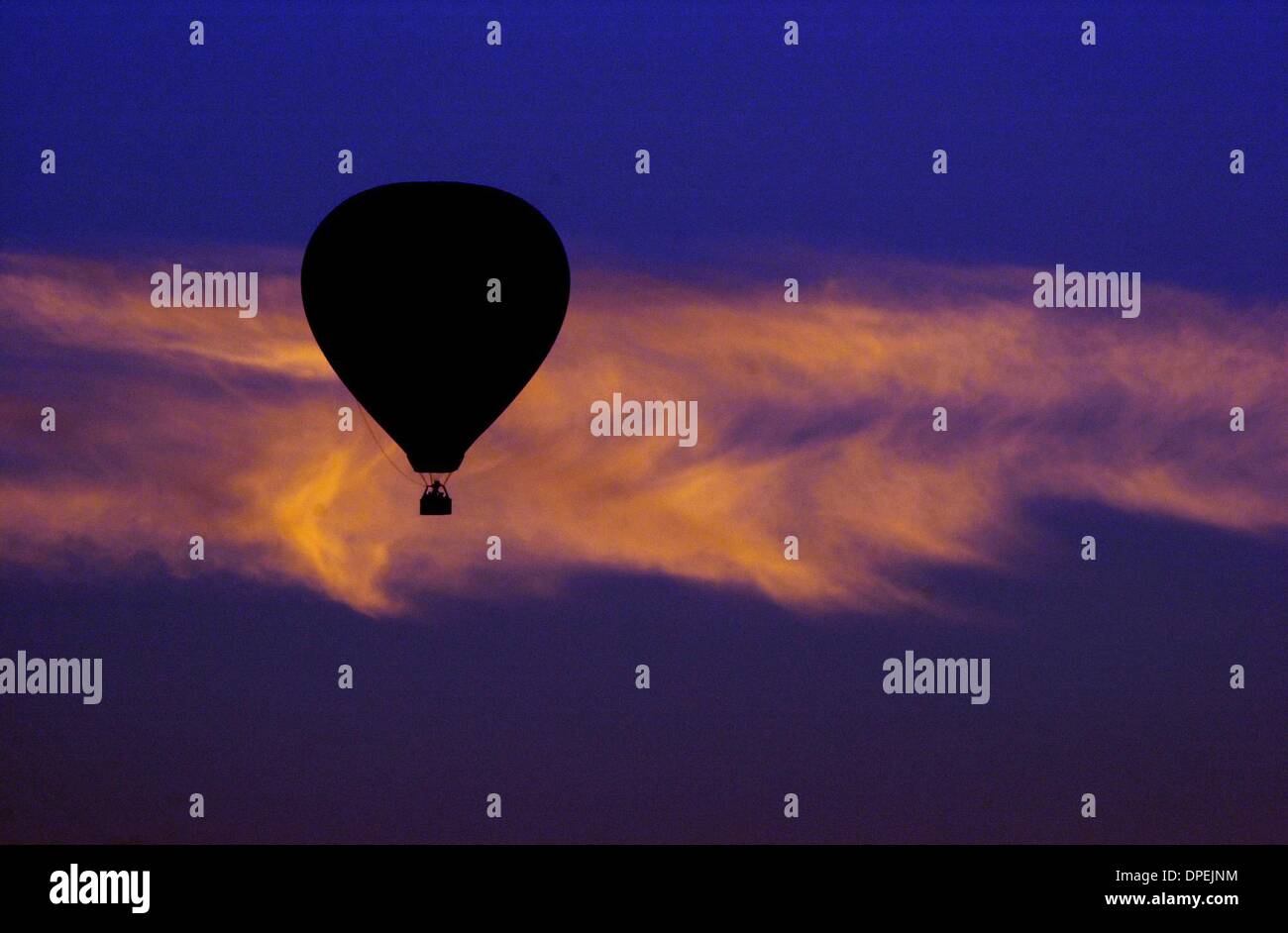 (Pubblicata il 9/5/2004, E-3; UTS1830336 ) Balloonists volare alto sopra di Carmel Valley venerdì appena dopo il tramonto. Il gruppo ha avviato da un vuoto molto appena al di sopra del traffico delle ore di punta del traffico su 5/805 merge in Carmel Valley ad ovest sulla Ocean Drive dell'aria. Tiemo von Zweck , proprietario di Sky Surfer Ballon in compagnia del Mar, dice che le uniche condizioni meteo e sulla riva le brezze rendono il Del ma Foto Stock