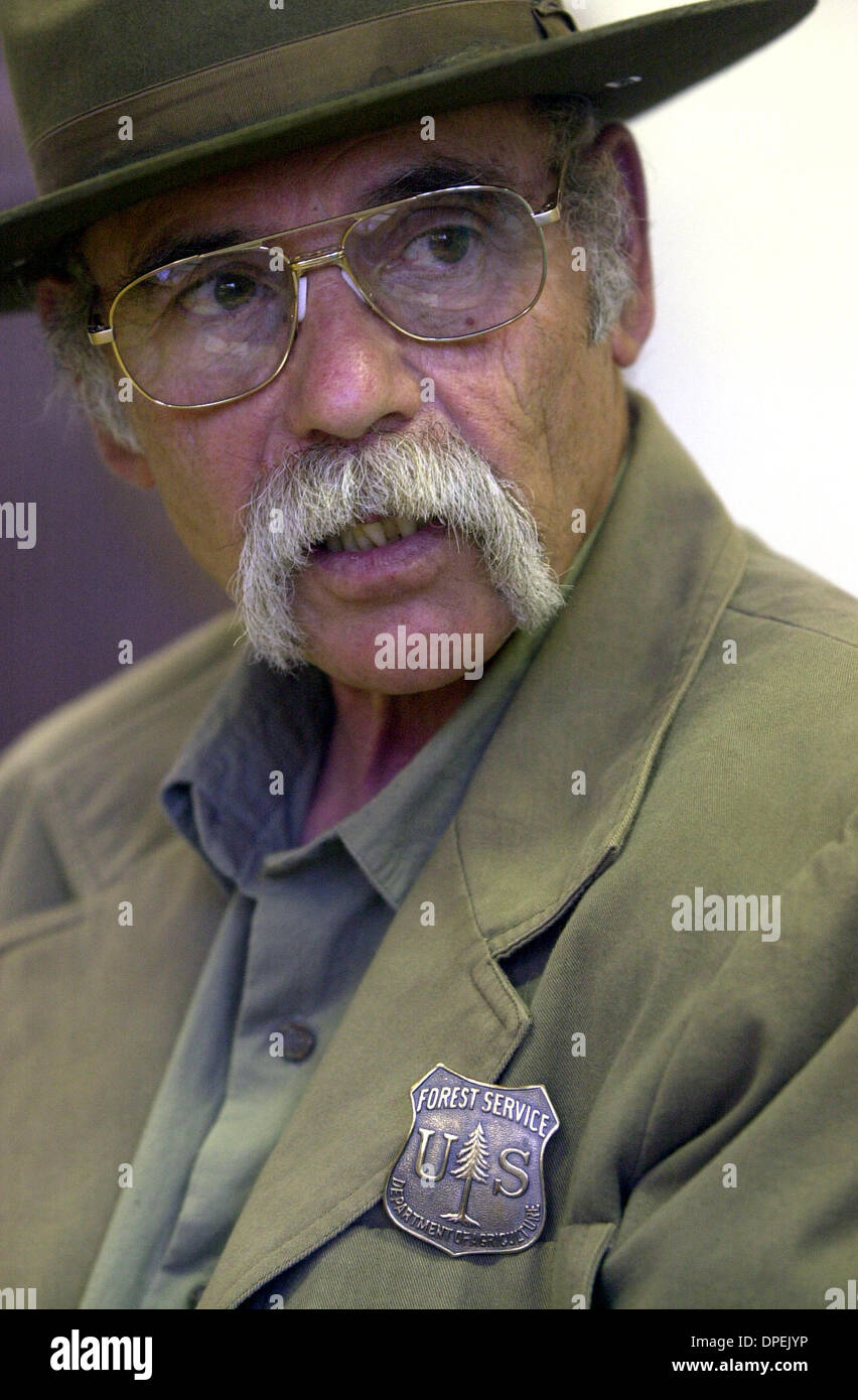 (Pubblicato il 08/29/2003, B-1) Paolo Tubiolo, di Lakeside, vestiti come Carl Brennero, il primo ranger di Cleveland National Forest, che ha iniziato il suo lavoro nel 1911. Tubiolo terrà una presentazione su Brennero durante la Laguna volontari di montagna Storia Vivente evento su Labor Day weekend.--Laura Embry/Union-Tribune Foto Stock
