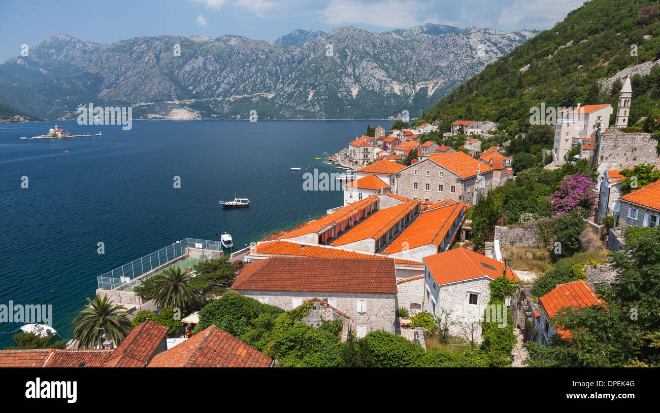 Mare Adriatico città costiera paesaggio. Perast, Kotor Bay, Montenegro Foto Stock