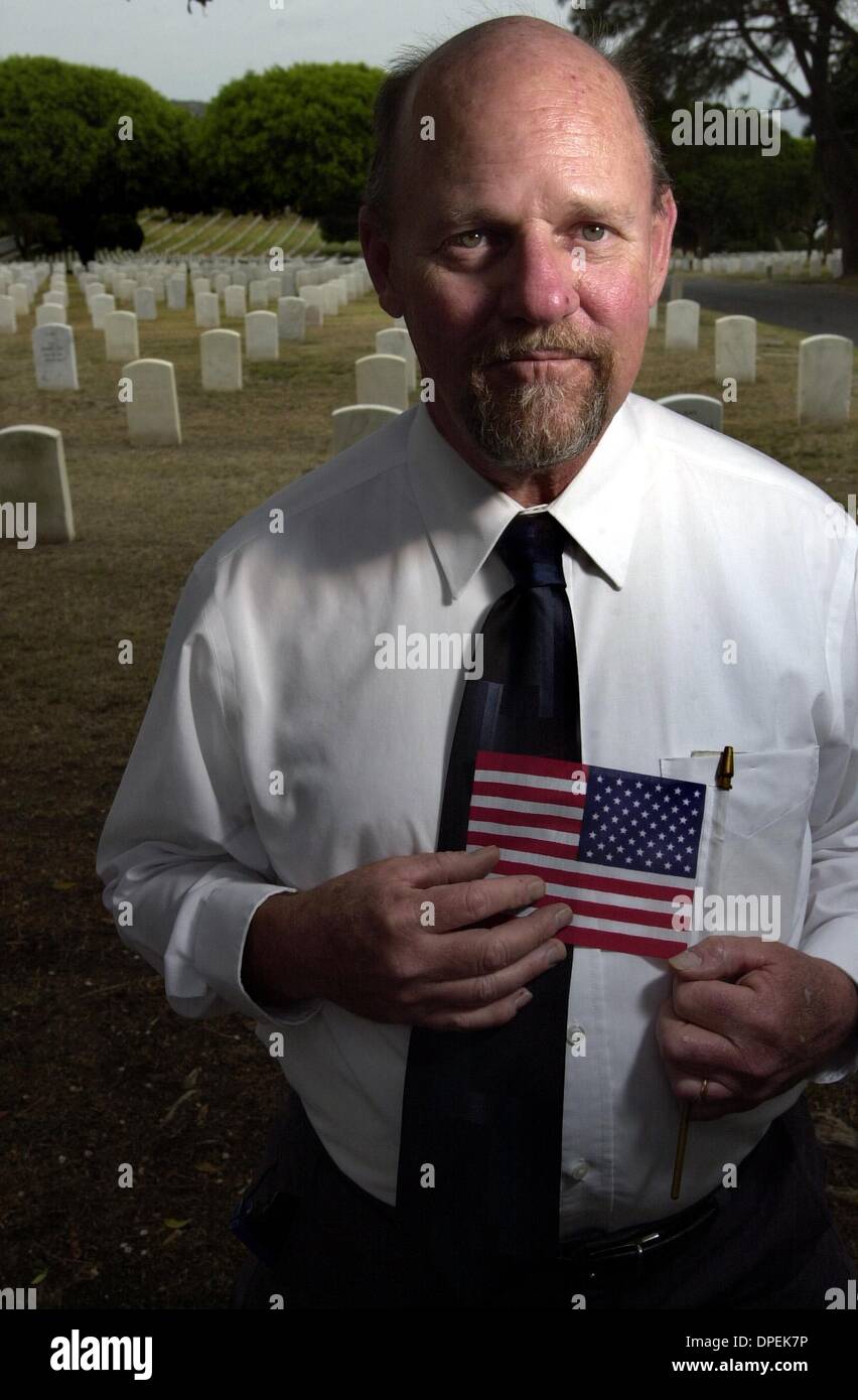 (Pubblicata il 7/4/2004, E-3, UTS1817184) 4 luglio il patriottismo saggio. Gilbert Loder (cq, tenendo bandiera - Cimitero asst. a Ft. Rosecrans. Roni Galgano/Union-Tribune á Foto Stock