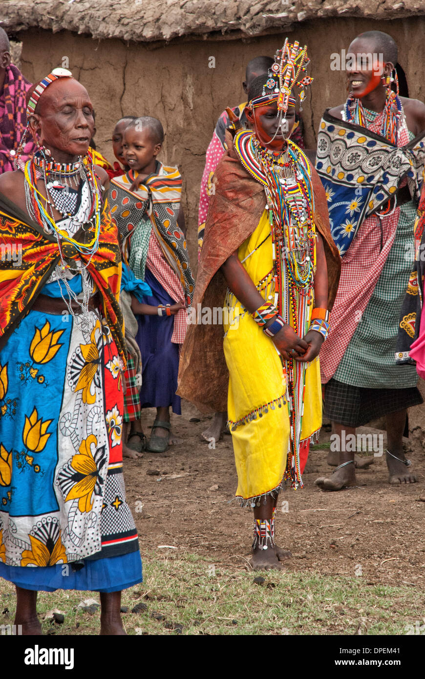 Sposa vestito in abiti da sposa, gioielli e colore del viso per un emanazione di un Masai di nozze in un villaggio Masai Mara, Africa Foto Stock