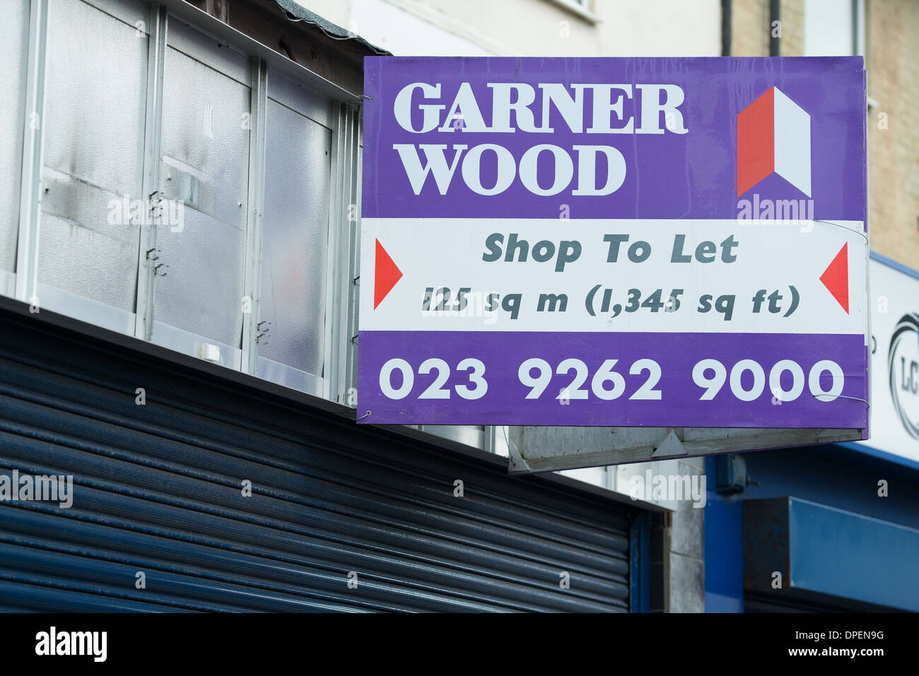 Negozio di vuoto per lasciare insegne su high street negozi a Fareham, Hampshire. Foto Stock