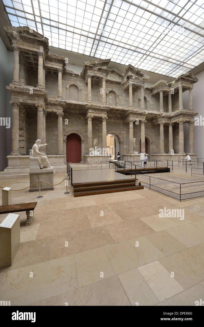 Berlino. Germania. La ricostruzione della Porta del mercato di Mileto Pergamon Museum. Foto Stock