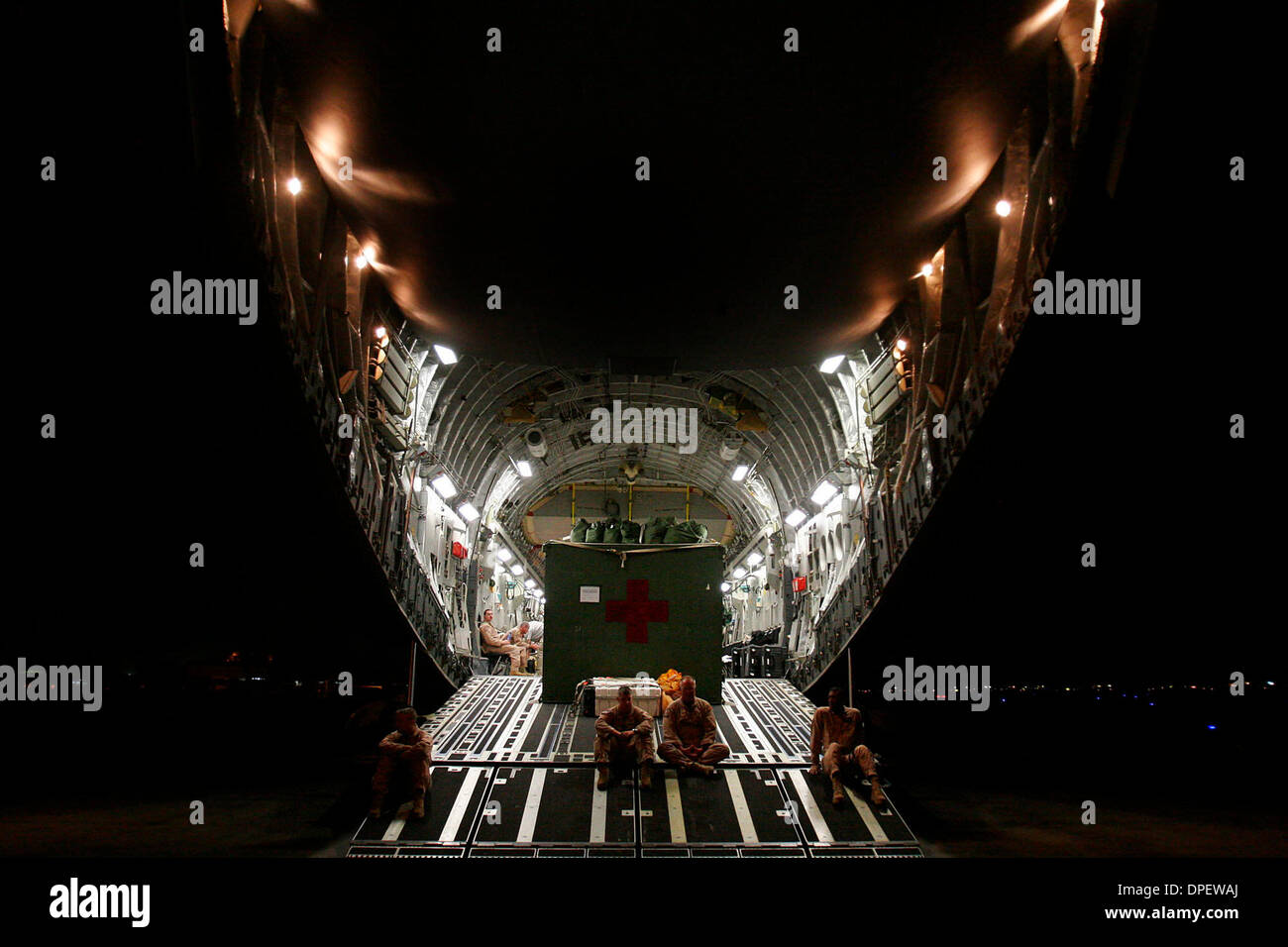 Sep 05, 2006 - BALAD, Iraq - Il 5 settembre 2006, Staff Sgt. Daniel Barnes era su una strada di notte la missione di liquidazione nei pressi di Baghdad quando un razzo a propulsione granata ha colpito la sua Humvee. Poche ore più tardi, i medici presso il decimo combattere il supporto ospedale di Baghdad amputate entrambe le gambe e Daniel ha iniziato il suo lungo viaggio verso casa. Daniel's atletica lo ha portato lontano ma il suo al di sopra del ginocchio un Foto Stock