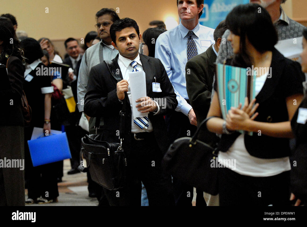Vivek Thakkar di Los Angeles assiste ad una scienza della vita Career Fair presso il South San Francisco Conference Center di South San Francisco, California, lunedì 9 marzo, 2009. L'evento featured espositori del life science settore dove i circa 500 persone in cerca di lavoro ha presentato loro stessi e i loro curriculum. Thakkar attende in una lunga linea di parlare con i rappresentanti di Genentec. (Dan Honda/ Foto Stock