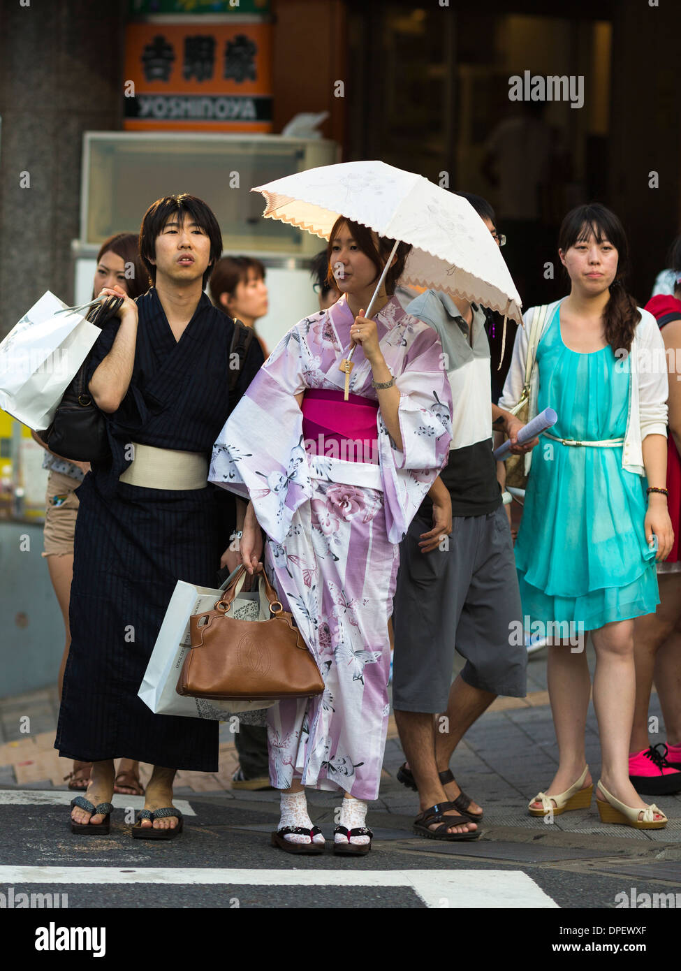 Il popolo giapponese vestito tradizionalmente con un kimono per la donna e yukata per l'uomo, Tokyo (Harajuku), Giappone Foto Stock