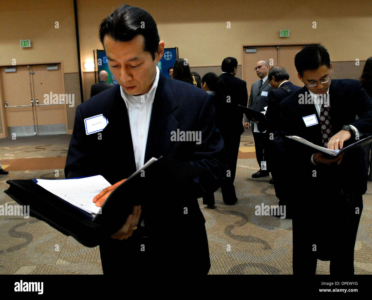Leo Chen di San Jose si prepara a incontrare il prossimo potenziale datore di lavoro in corrispondenza di una scienza della vita Career Fair presso il South San Francisco Conference Center in South San Francisco Conference Center di South San Francisco, California, lunedì 9 marzo, 2009. L'evento featured espositori del life science settore dove i circa 500 persone in cerca di lavoro ha presentato loro stessi e i loro curriculum. Ch Foto Stock