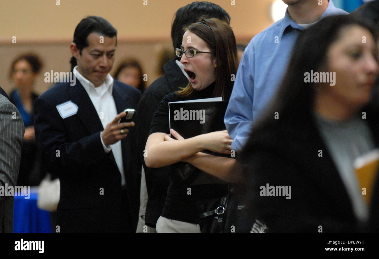 Alyssa Fuentes di San Carlos in attesa in una lunga fila per la visita con i rappresentanti della Genentec a Life Science Career Fair presso il South San Francisco Conference Center di South San Francisco, California, lunedì 9 marzo, 2009. L'evento featured espositori del life science settore dove i circa 500 persone in cerca di lavoro ha presentato loro stessi e i loro curriculum. (Dan Honda/personale) Foto Stock