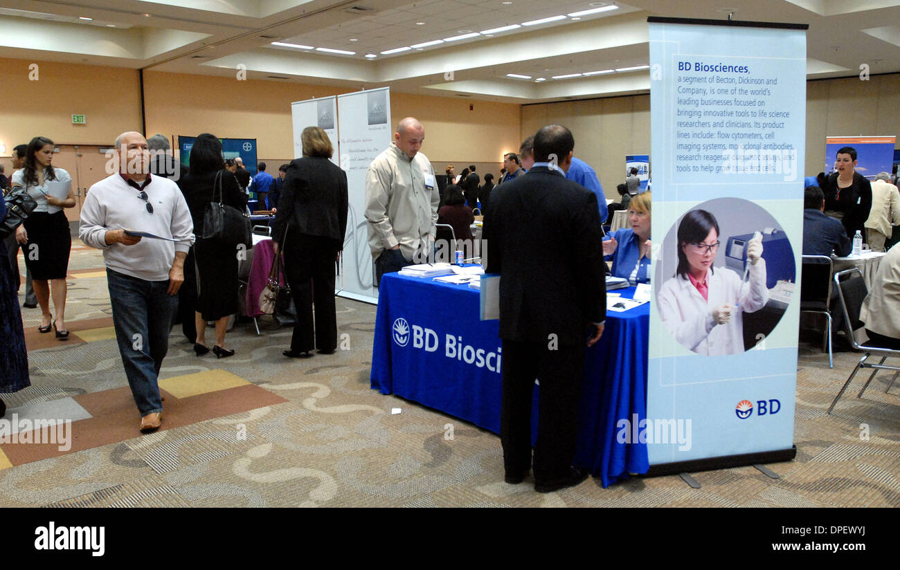 Gli espositori e le persone in cerca di lavoro si incontrano in una scienza della vita Fiera delle carriere nella parte sud di San Francisco, California, lunedì 9 marzo, 2009. L'evento featured espositori del life science settore dove i circa 500 persone in cerca di lavoro ha presentato loro stessi e i loro curriculum. La manifestazione si è svolta presso il South San Francisco Conference Center. (Dan Honda/personale) Foto Stock