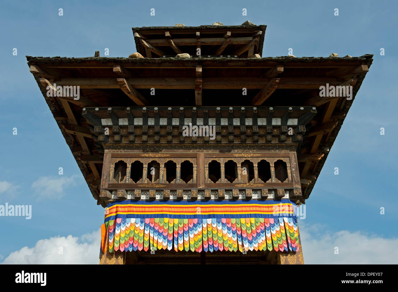 Tetto di una preghiera buddista ruota in corrispondenza del Taj Tashi Hotel, Thimphu Bhutan Foto Stock
