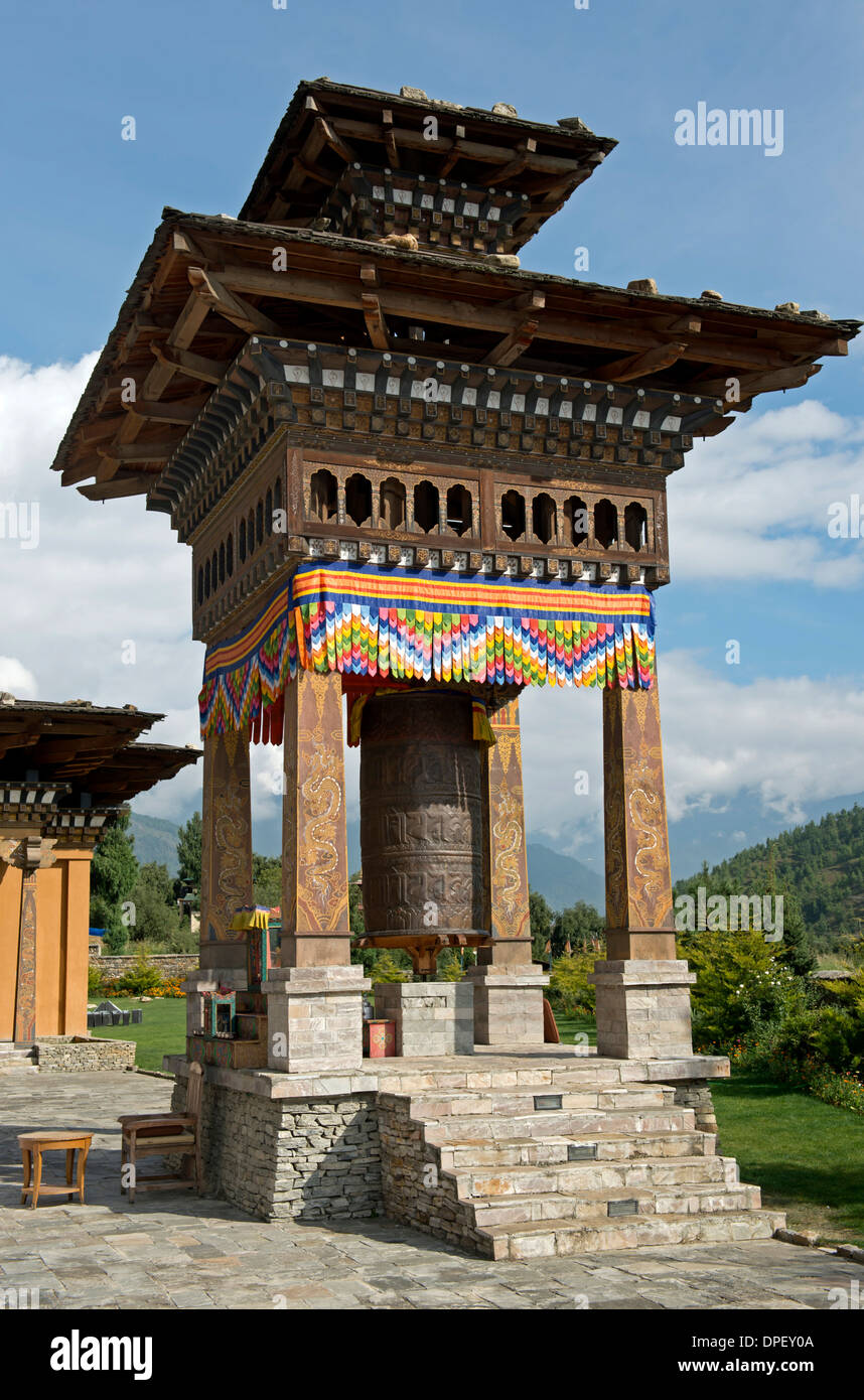 La preghiera buddista ruota in corrispondenza del Taj Tashi Hotel, Thimphu Bhutan Foto Stock