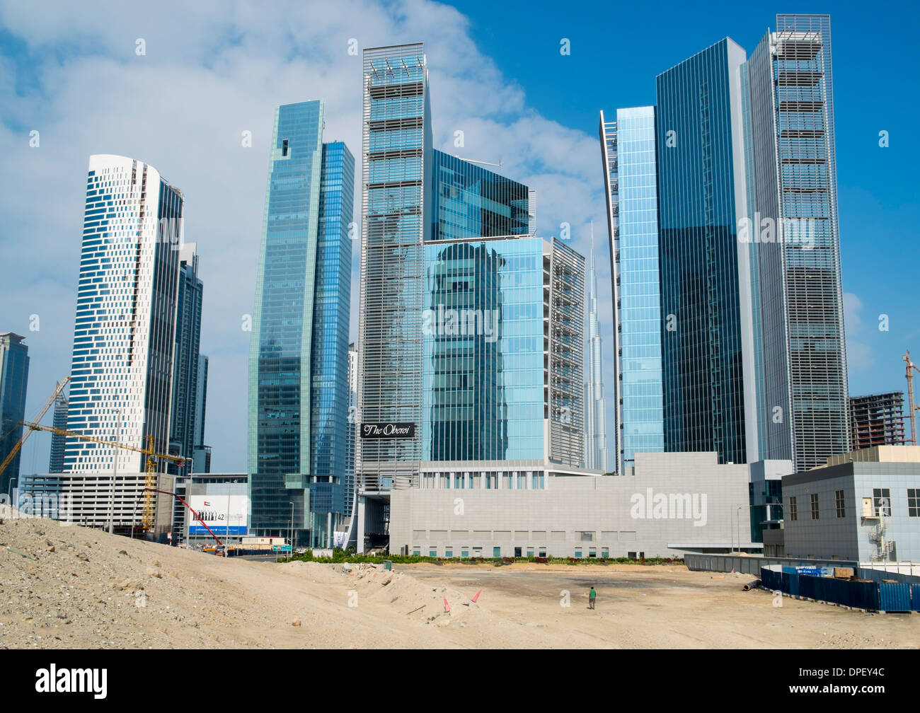 Il nuovo grattacielo di torri di uffici in costruzione al nuovo Business Bay area commerciale e residenziale in Dubai Emirati Arabi Uniti Foto Stock