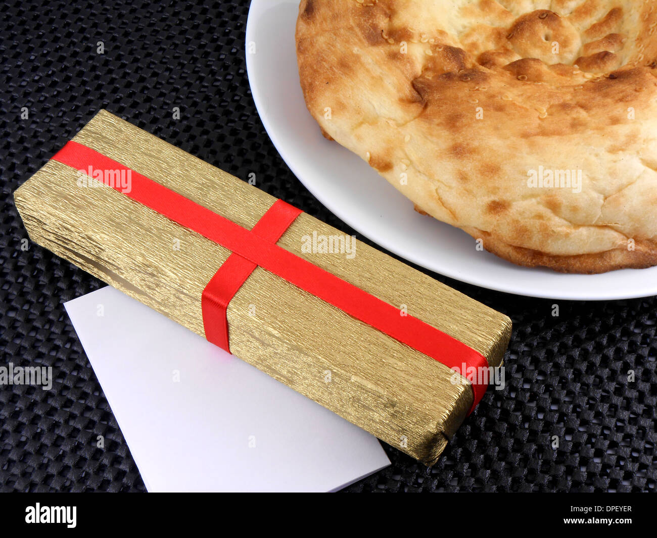 Biscotti dolci e gold confezione regalo con nastro rosso Foto Stock