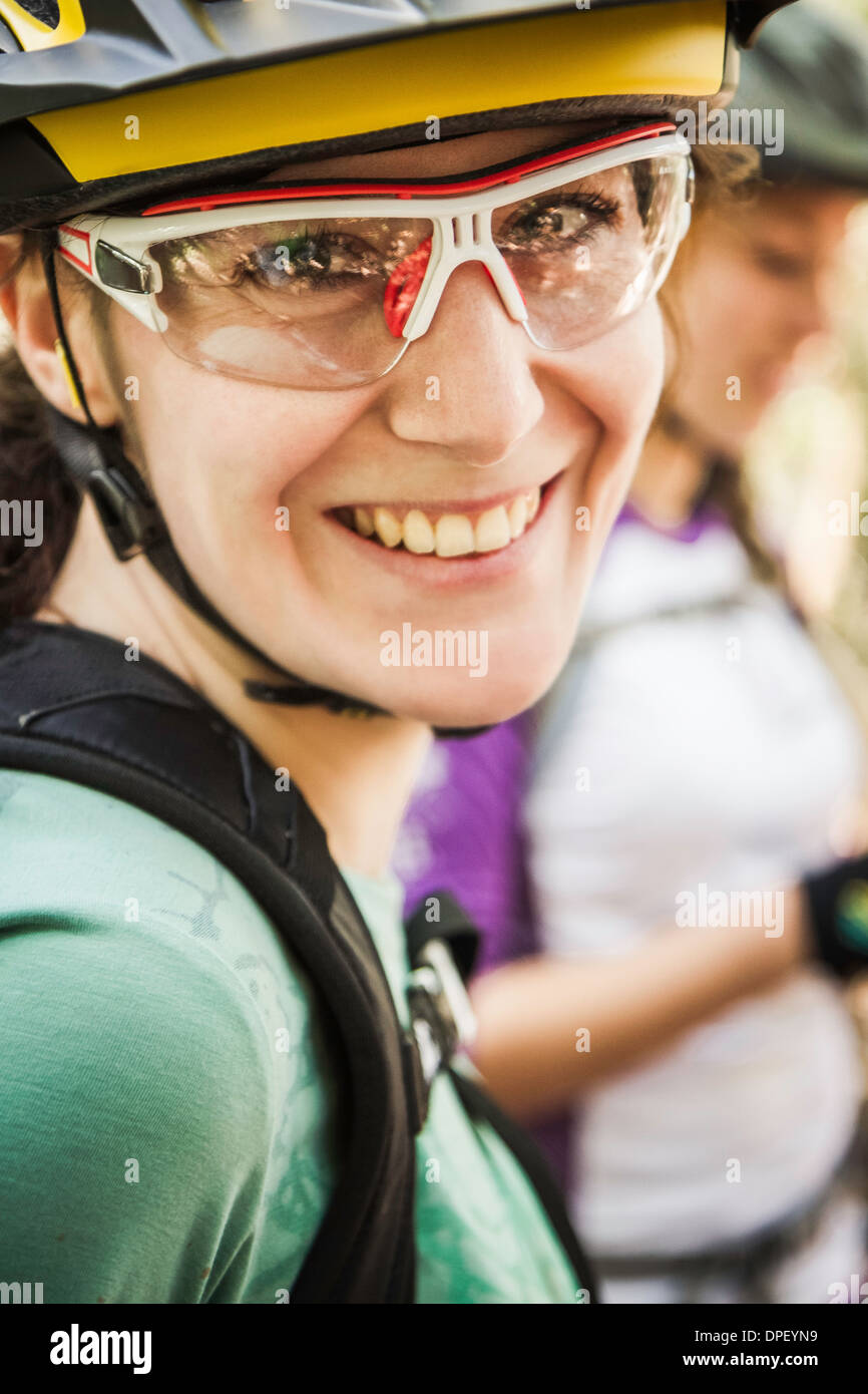 Ritratto di donna ciclista indossando occhiali da ciclismo Foto Stock