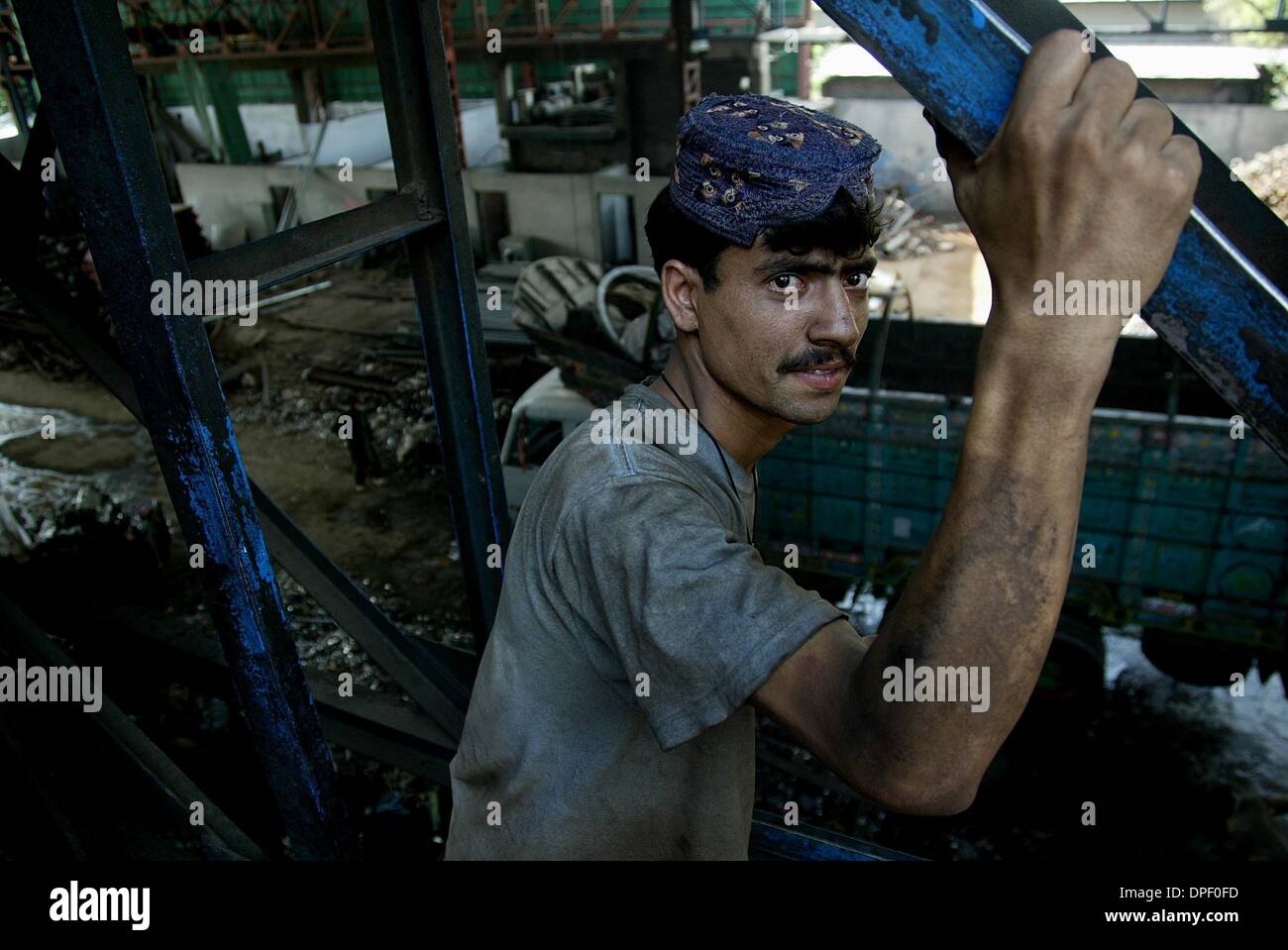 Lavoratori siderurgici stanno lavorando in condizioni di pericolo in fabbriche intorno a Peshawar Foto Stock