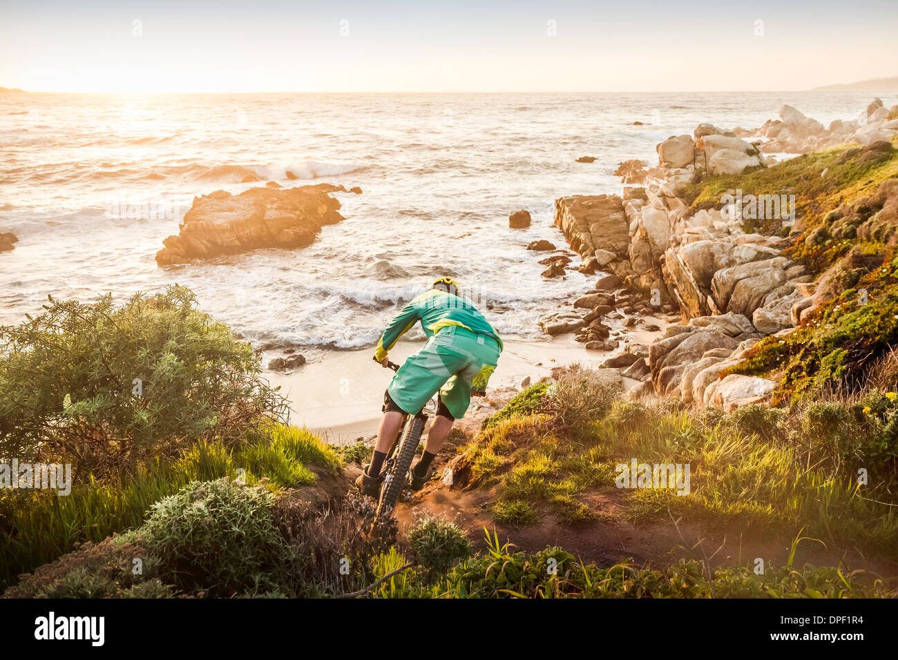 Mountain Biker sposta in basso il sentiero costiero, Monterey Bay Area, California, Stati Uniti d'America Foto Stock