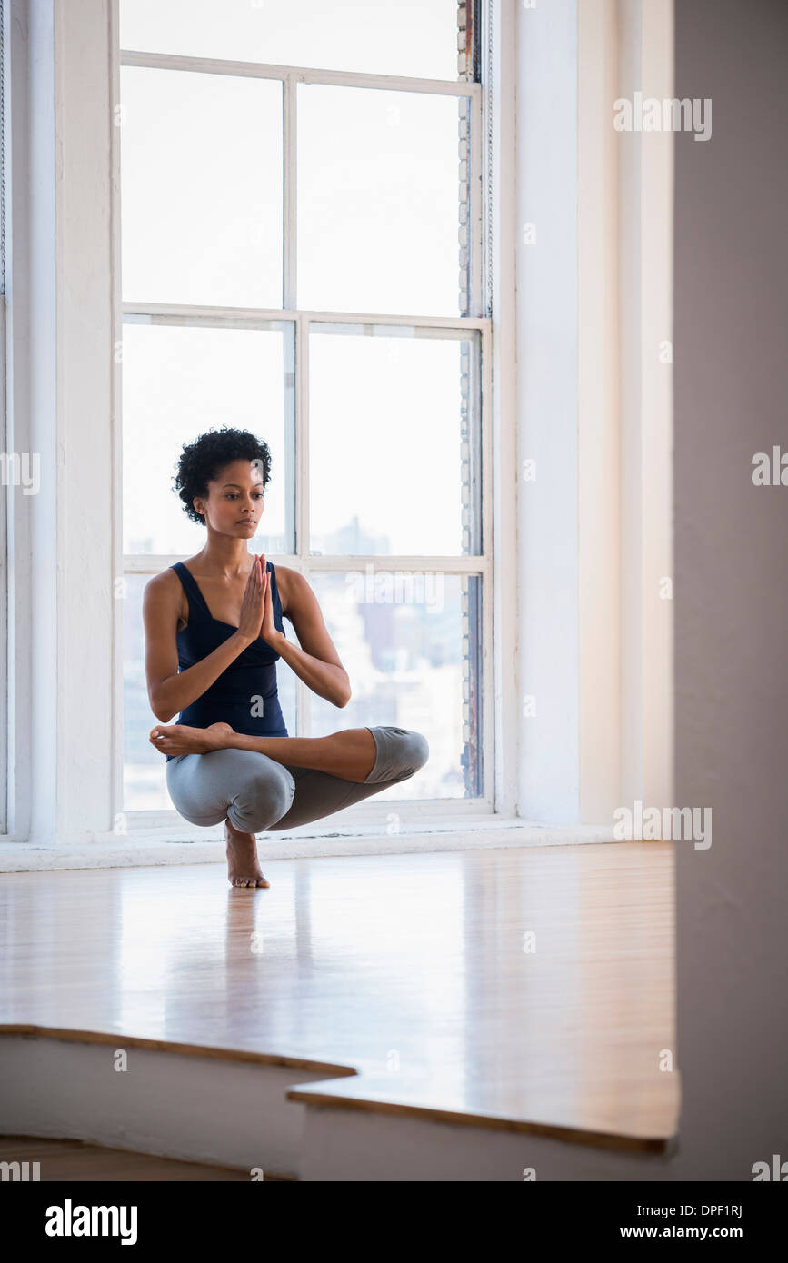 La donna a praticare yoga in camera Foto Stock