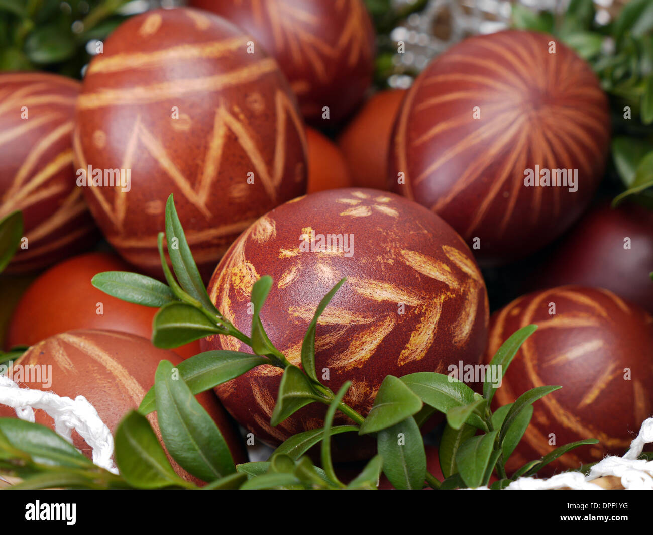 Tinti tradizionale e graffiato uova di pasqua nel cestello Foto Stock