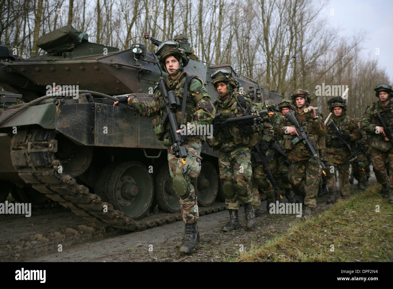 Esercito olandese sta eseguendo un trapano in Olanda Foto Stock