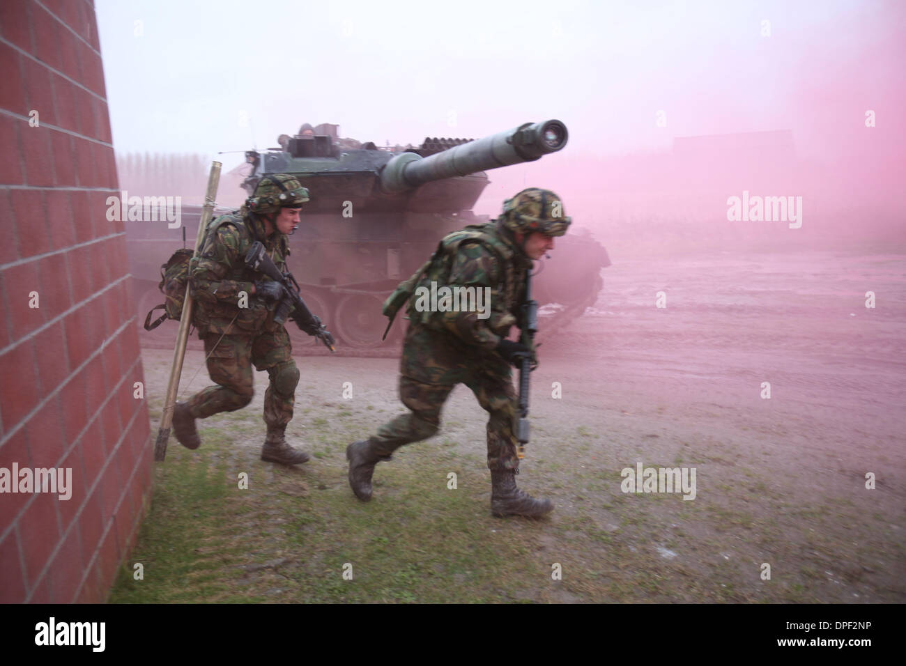 Esercito olandese sta eseguendo un trapano in Olanda Foto Stock