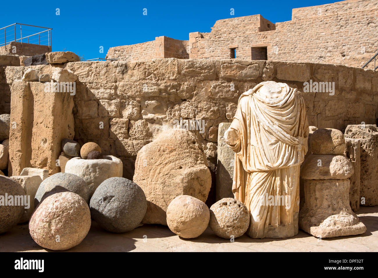 Artefatti a old fort, Djerba, Tunisia Foto Stock