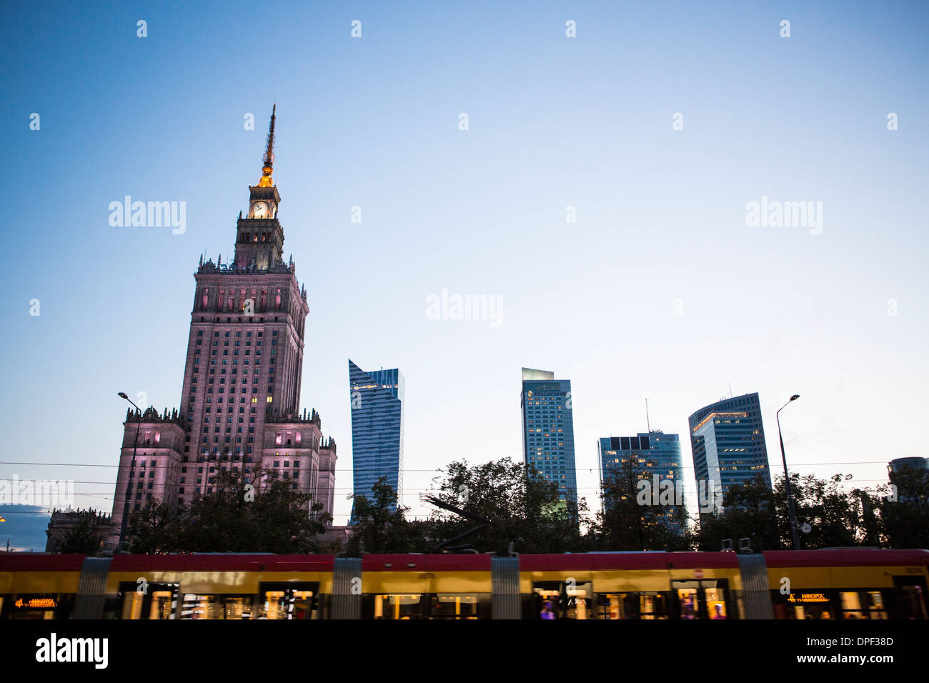 Il Palazzo della Cultura e della scienza e il tram, Varsavia, Polonia Foto Stock
