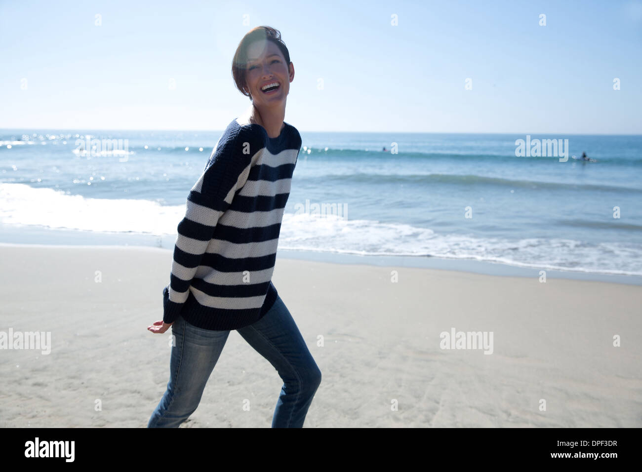 Donna matura indossare top a strisce, Newport Beach, California, Stati Uniti d'America Foto Stock