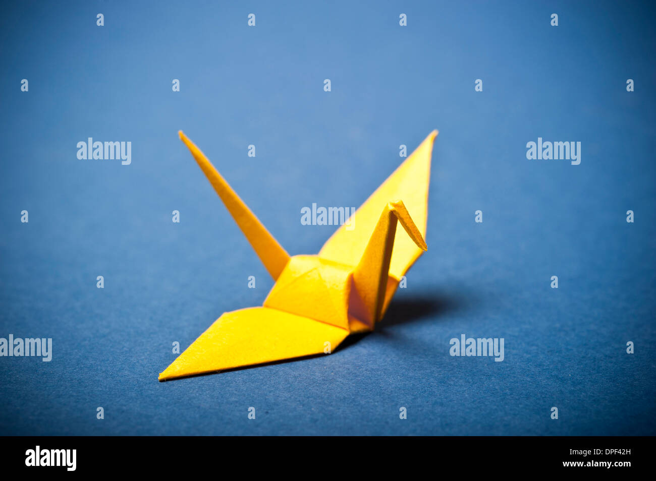Giallo uccello origami Foto Stock