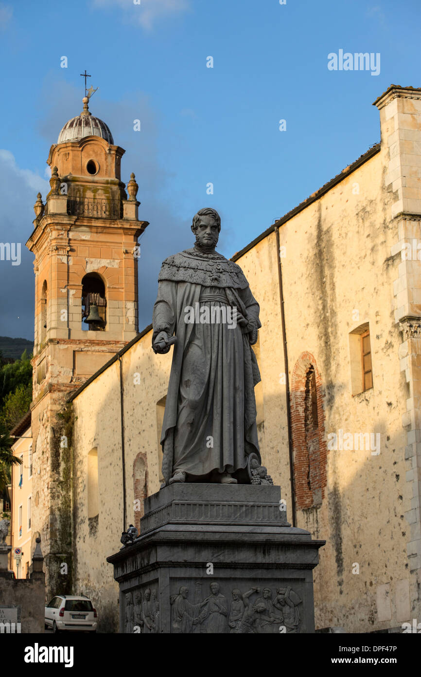 Statua in piazza cittadina, Pietrasanta, Toscana, Italia Foto Stock