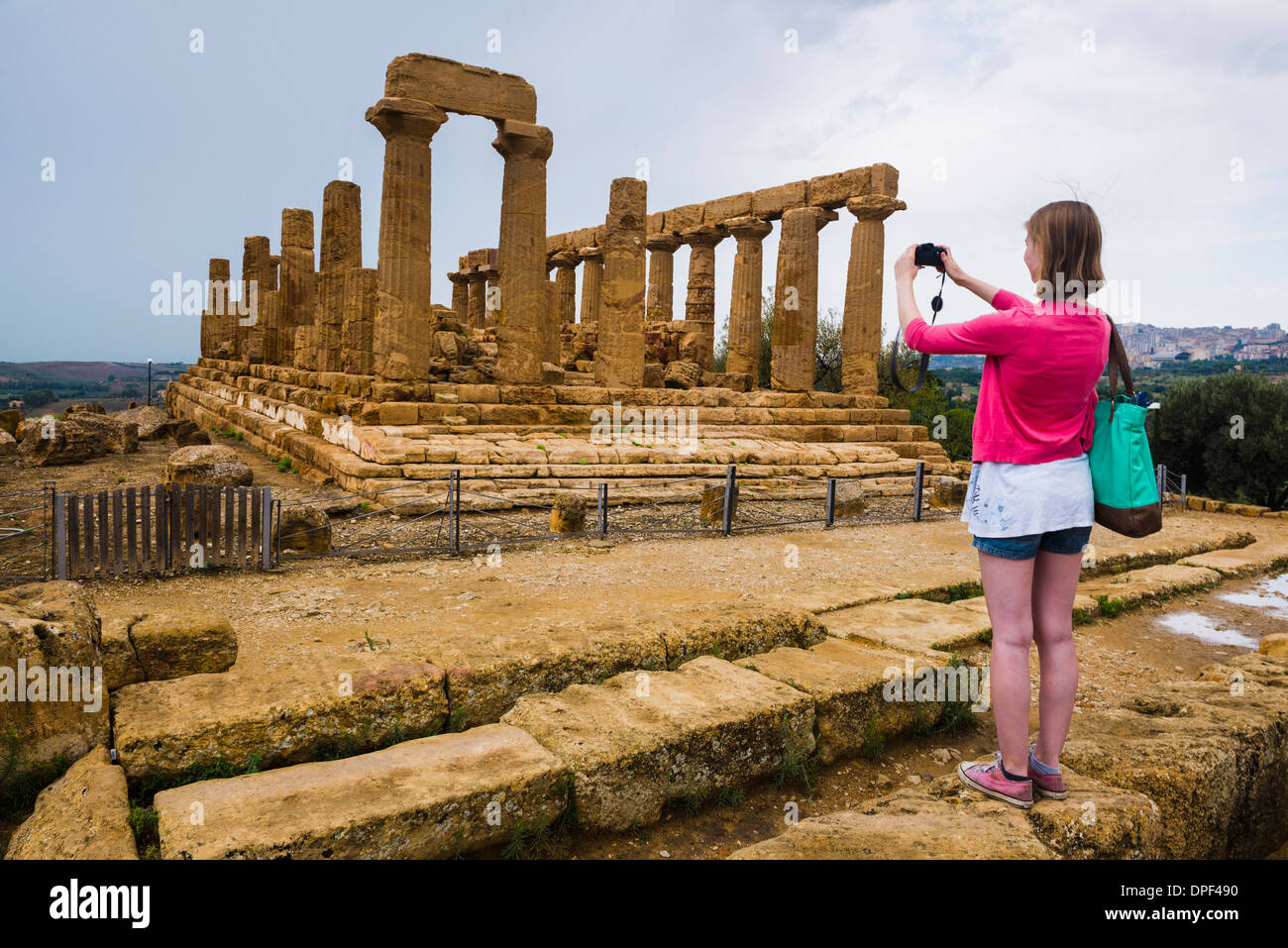 Turistica prendendo una foto al tempio di Giunone, Valle dei Templi, Agrigento, sito UNESCO, Sicilia, Italia Foto Stock
