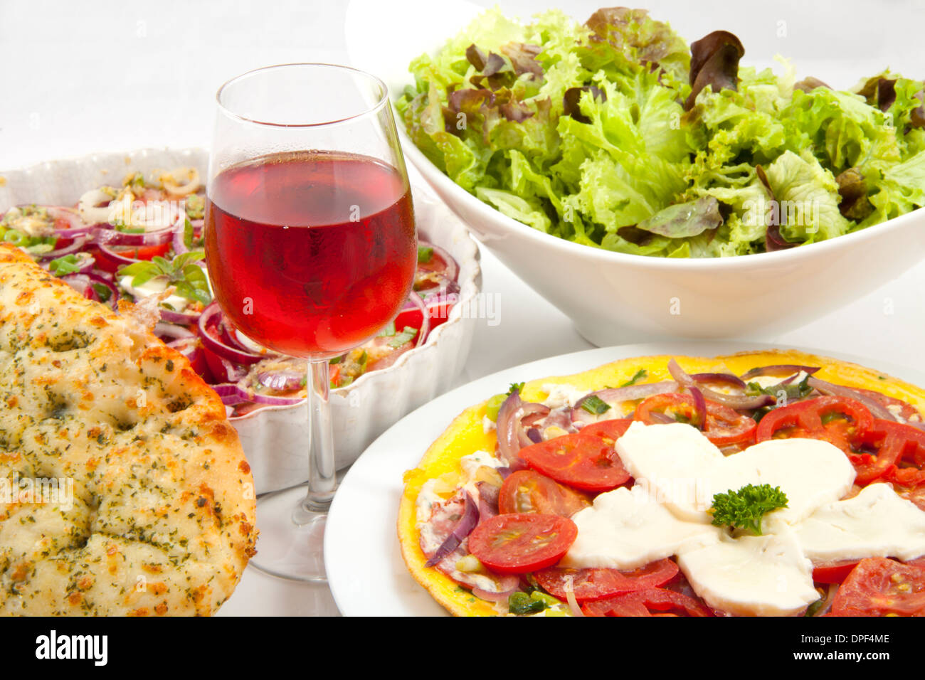 Bel pasto italiano con un sacco di ingredienti Foto Stock