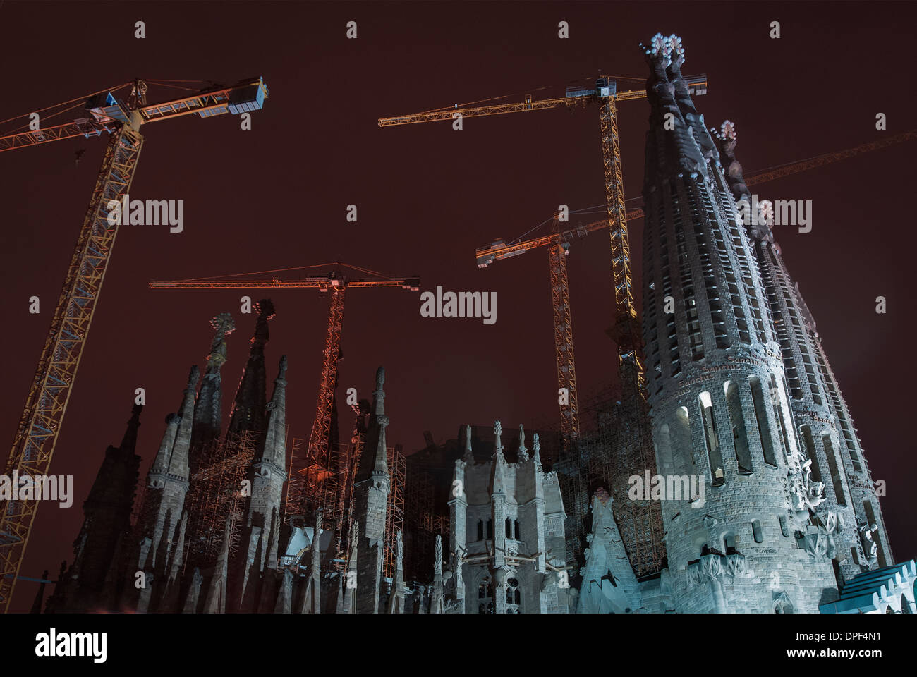 Vista la Sagrada Familia di notte, Barcellona, Spagna Foto Stock