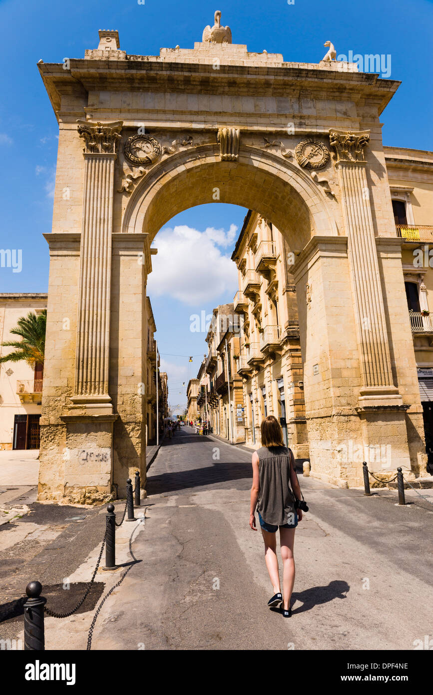 Visite turistiche a Noto City Gate (Porta Reale Ferdinandea), Noto, Sicilia, Italia, Europa Foto Stock