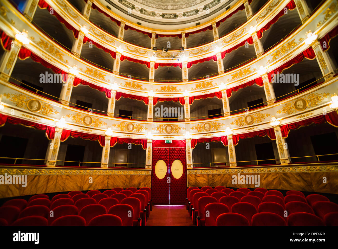 Interno del Teatro di Noto (Teatro Comunale Vittorio Emanuele) in piazza XVI Maggio, Noto, Val di Noto, Sicilia, Italia, Europa Foto Stock