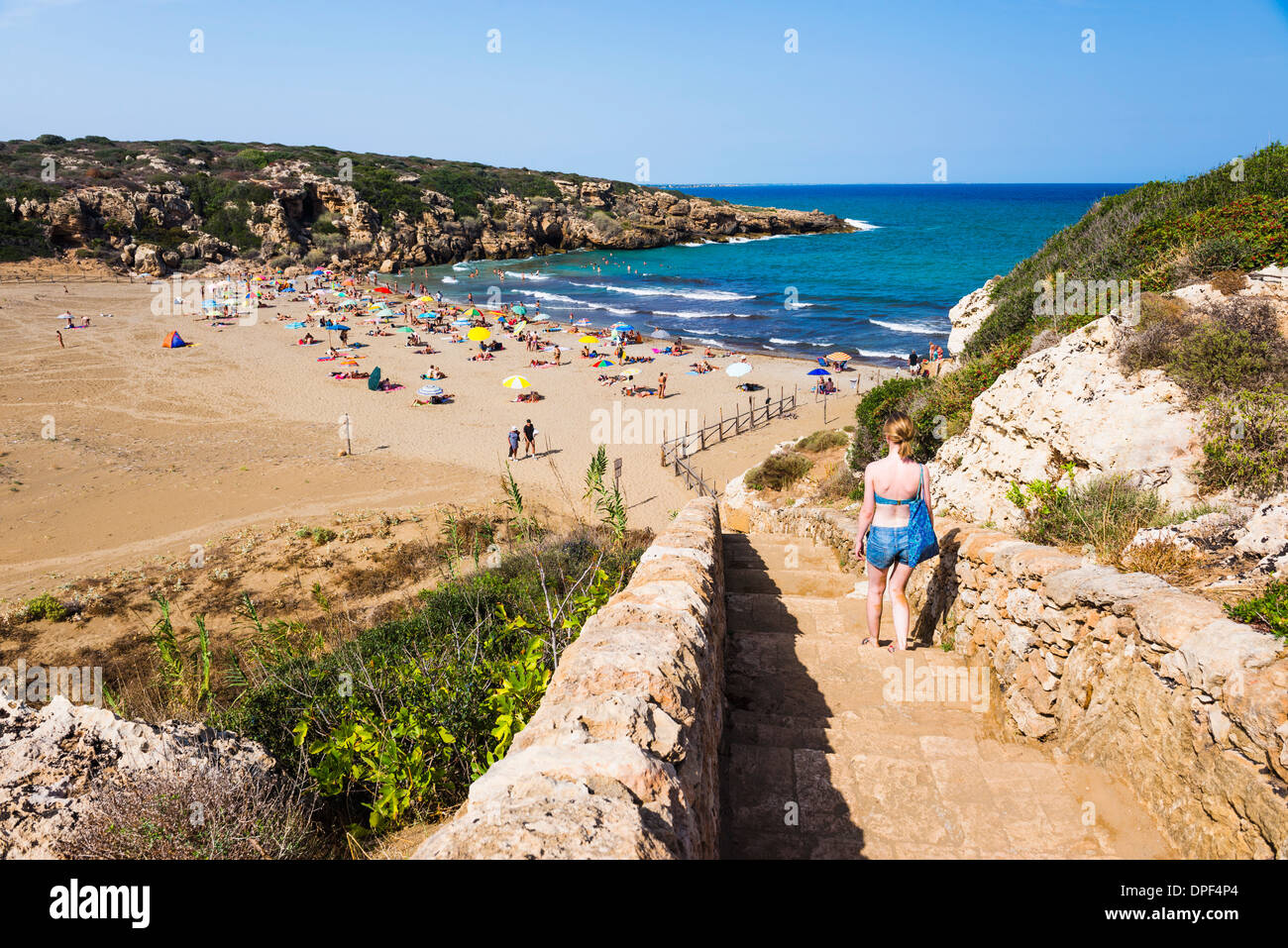 Tourist passeggiando per le fasi di Calamosche spiaggia, vicino a Noto, Vendicari Riserva Naturale, a sud-est della Sicilia, l'Italia, Mediterranea Foto Stock