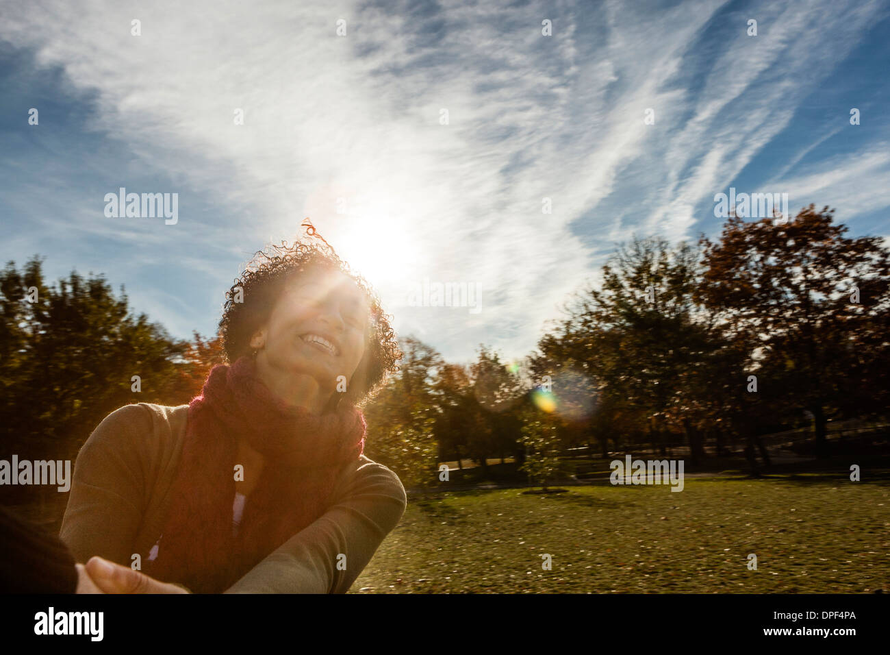 Giovane donna nel parco sulla giornata autunnale Foto Stock