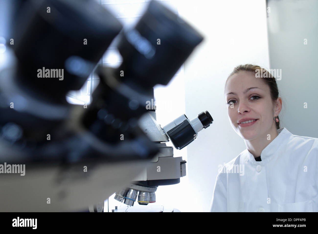 Ritratto di donna scienziato in laboratorio Foto Stock